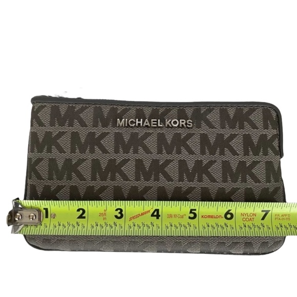 Michael Kors Jet Set Travel Signature Gray Wristlet - Picture 6 of 11